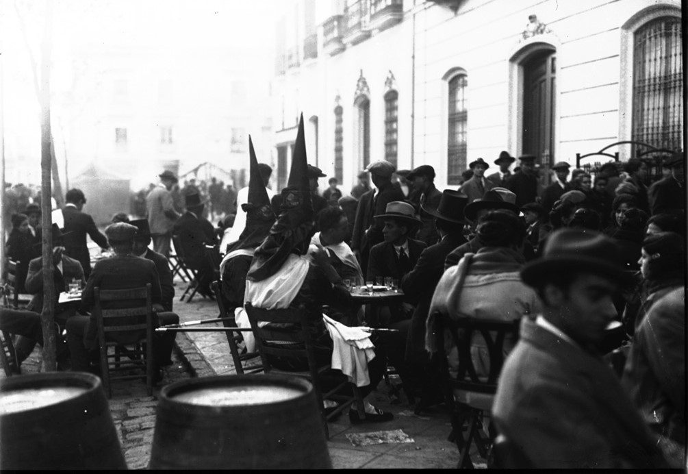 EL CICUS ORGANIZA UNA MUESTRA FOTOGRÁFICA Y BIBLIOGRÁFICA SOBRE LA SEMANA SANTA SEVILLANA