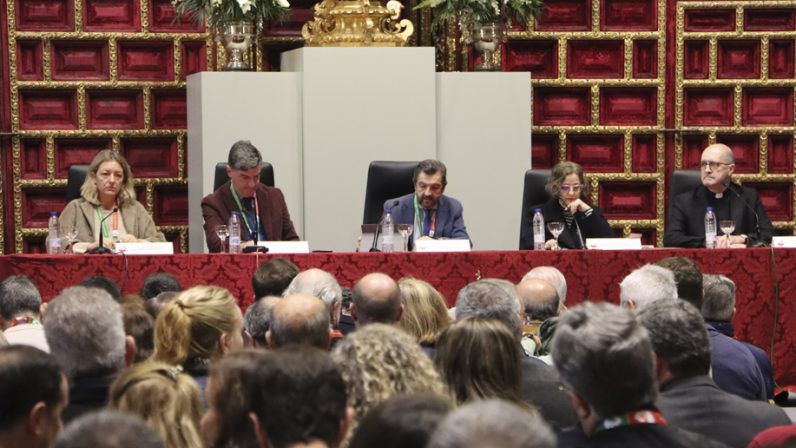 Tercera mesa redonda: “Debemos ser imagen de un Dios que está pasando”