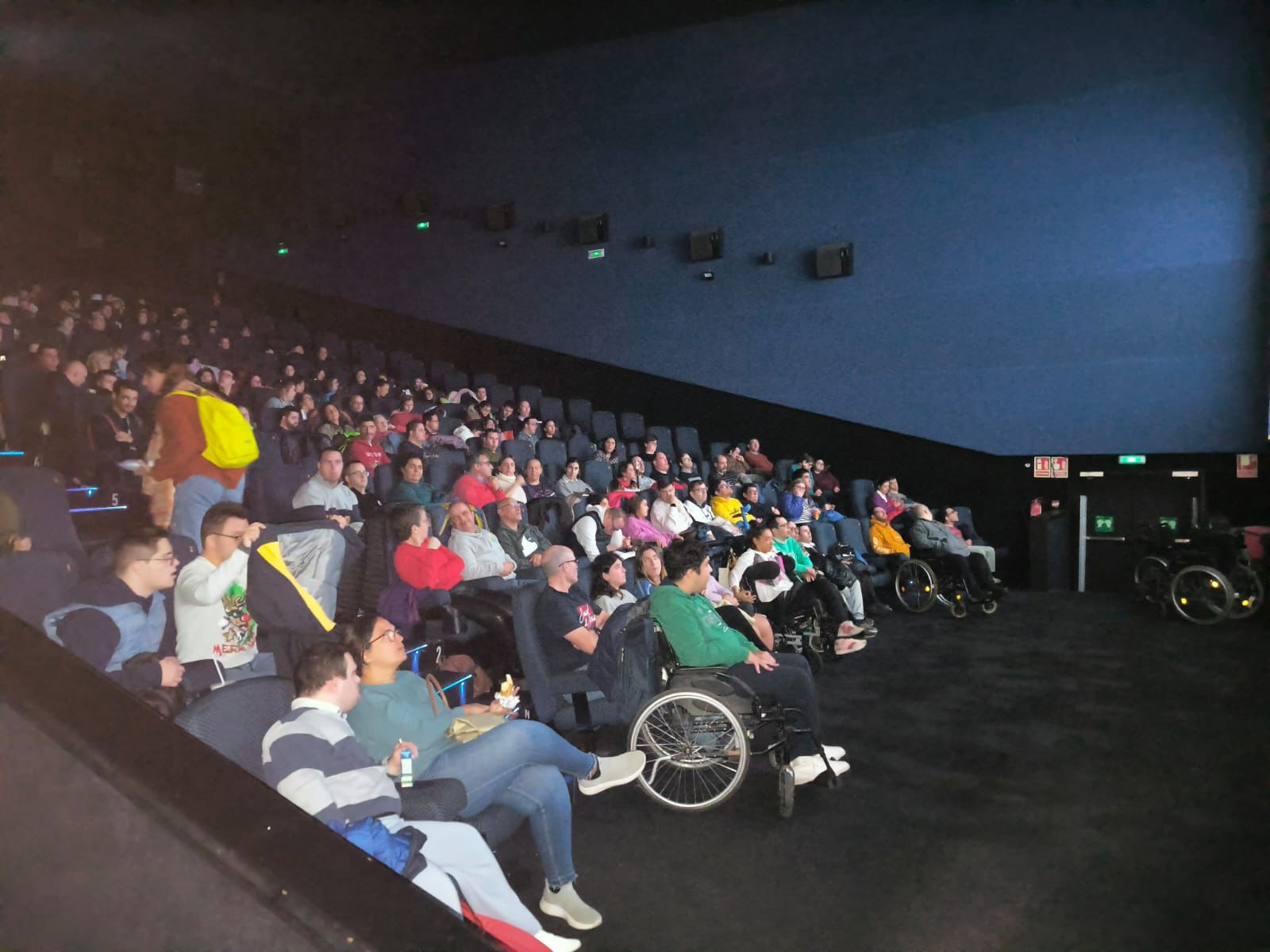 El Ayuntamiento fomenta la inclusión acompañando al cine a 270 niños con discapacidad del distrito Este-Alcosa-Torreblanca