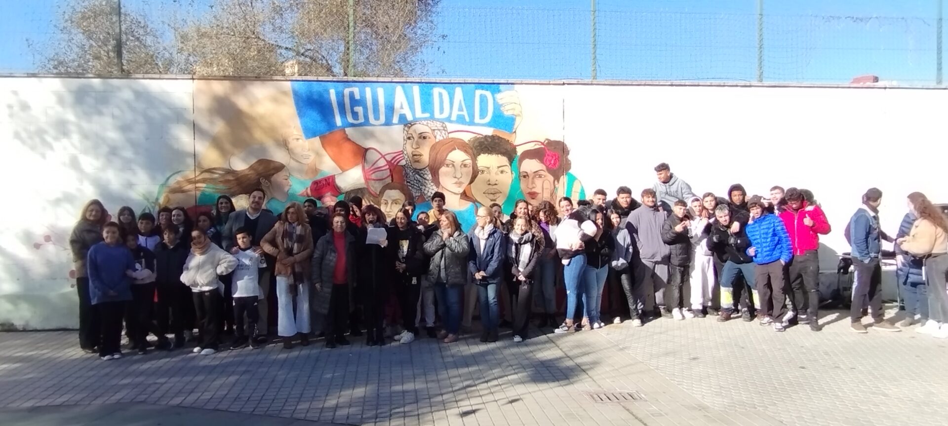 El Ayuntamiento impulsa la pintura de un mural a favor de la igualdad y contra la violencia de género en el CEIP Blas Infante