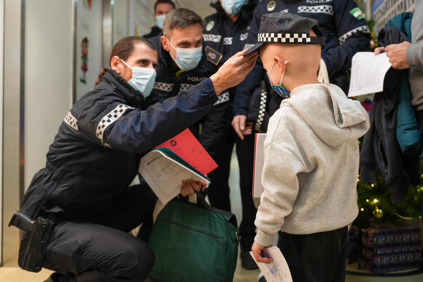 La Policía Local visita a los niños ingresados en el Hospital Virgen del Rocío