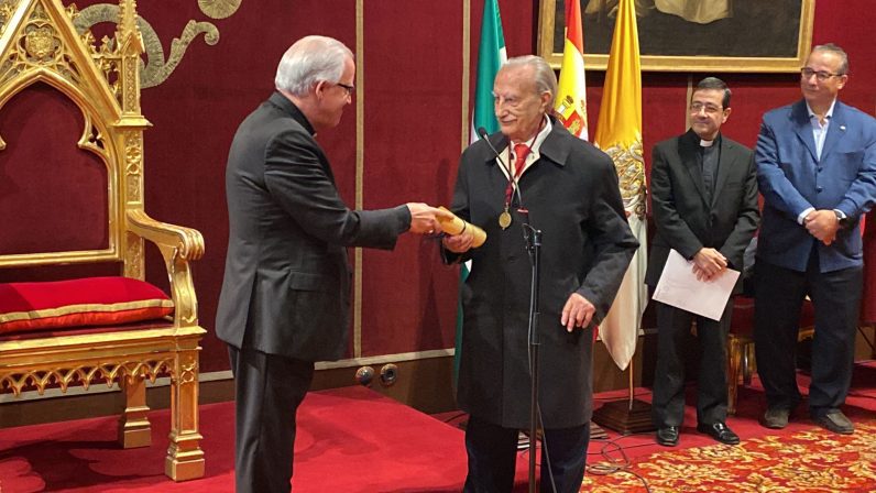 José Pradilla recibe la Medalla ‘Pro Ecclesia Hispalense’ tras 35 años de servicio a la Archidiócesis