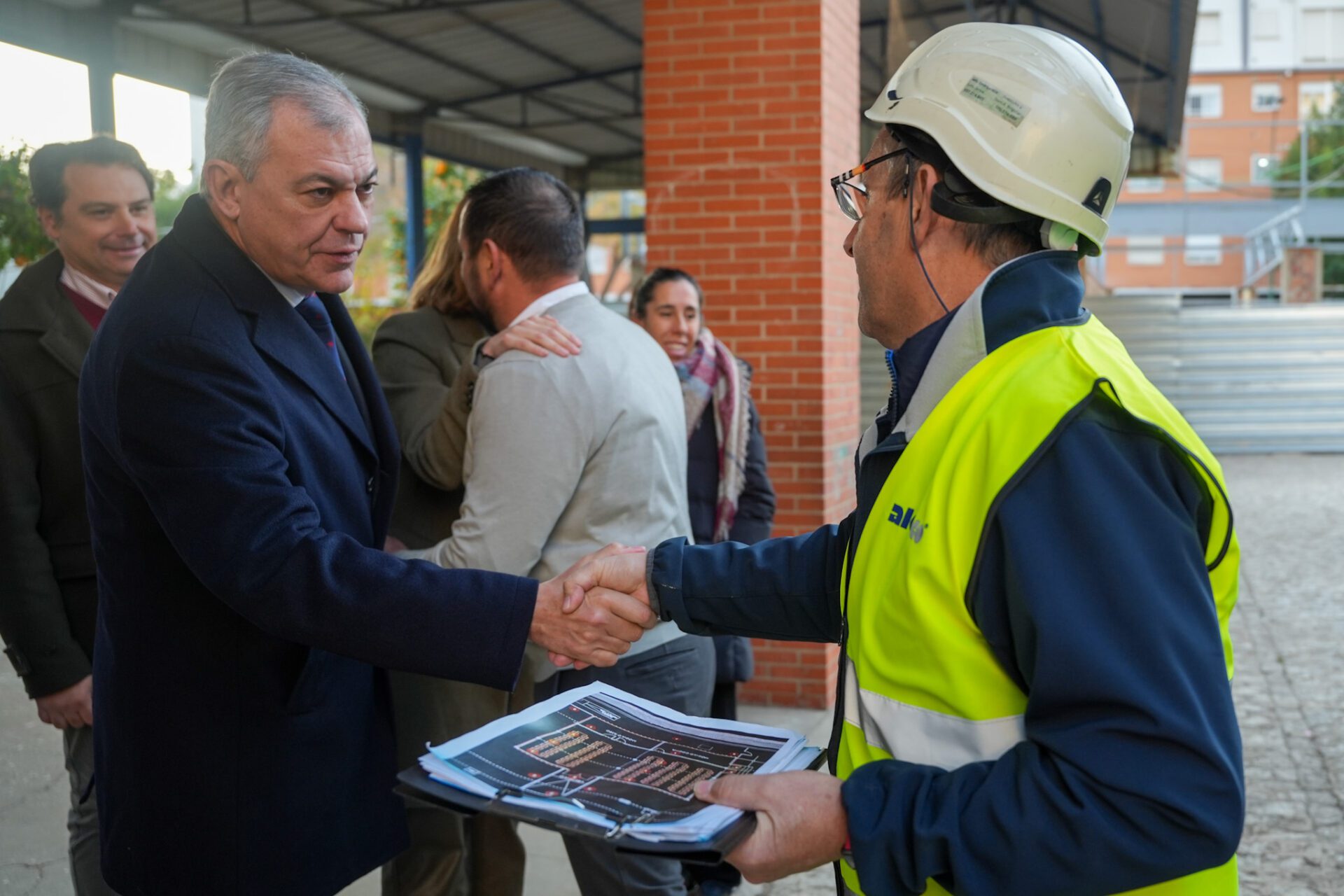 El alcalde supervisa la instalación del nuevo comedor provisional del colegio Valdés Leal