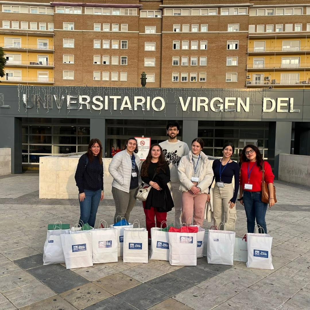 La Oficina de Voluntariado reparte ilusión entre las personas mayores hospitalizadas en el Virgen del Rocío