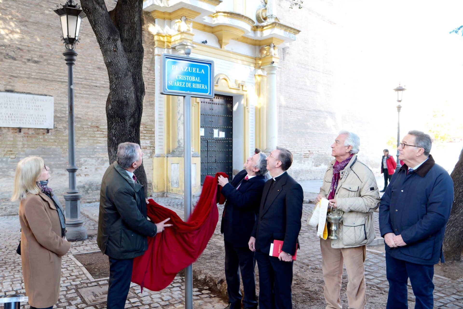 El alcalde inaugura la rotulación de la Plazuela Cristóbal Suárez de Ribera en la Puerta de Córdoba