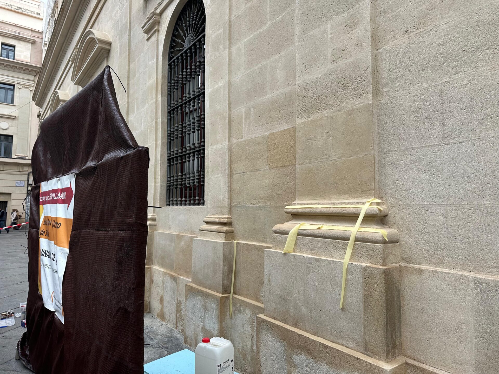 La Policía Local investiga las pintadas encontradas en la fachada del Ayuntamiento y otros puntos del casco histórico