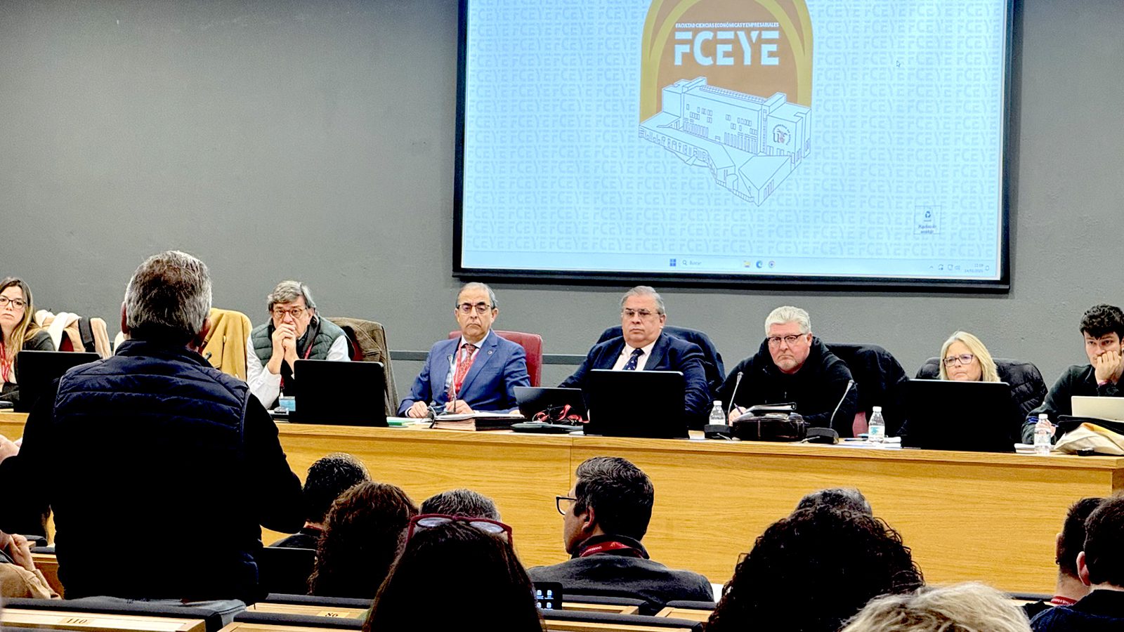 El Claustro de la US aprueba su prórroga hasta la publicación del nuevo Estatuto para atender el control de legalidad de la Junta