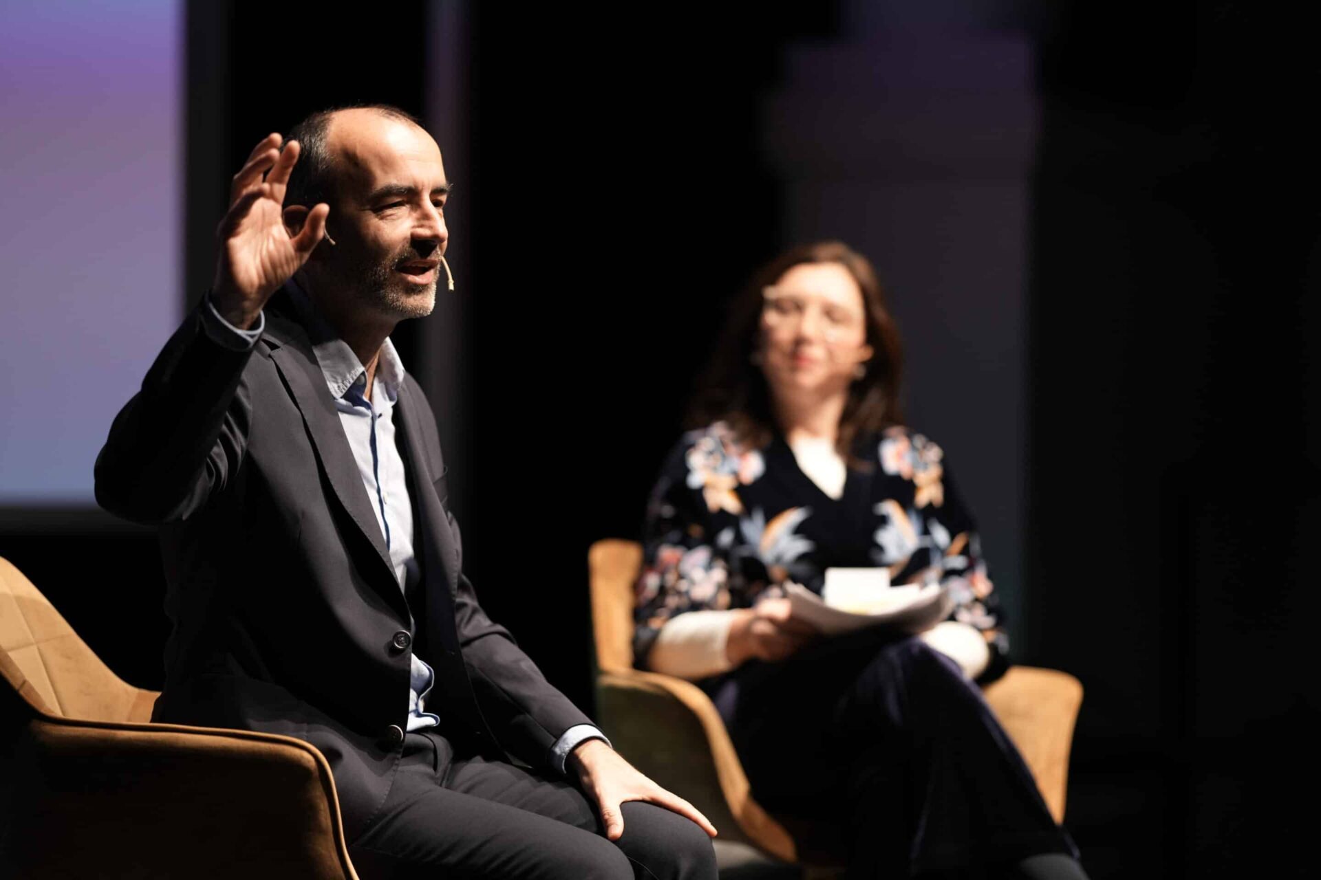 El Teatro Cajasol registró un lleno con la presentación del libro de Santandreu