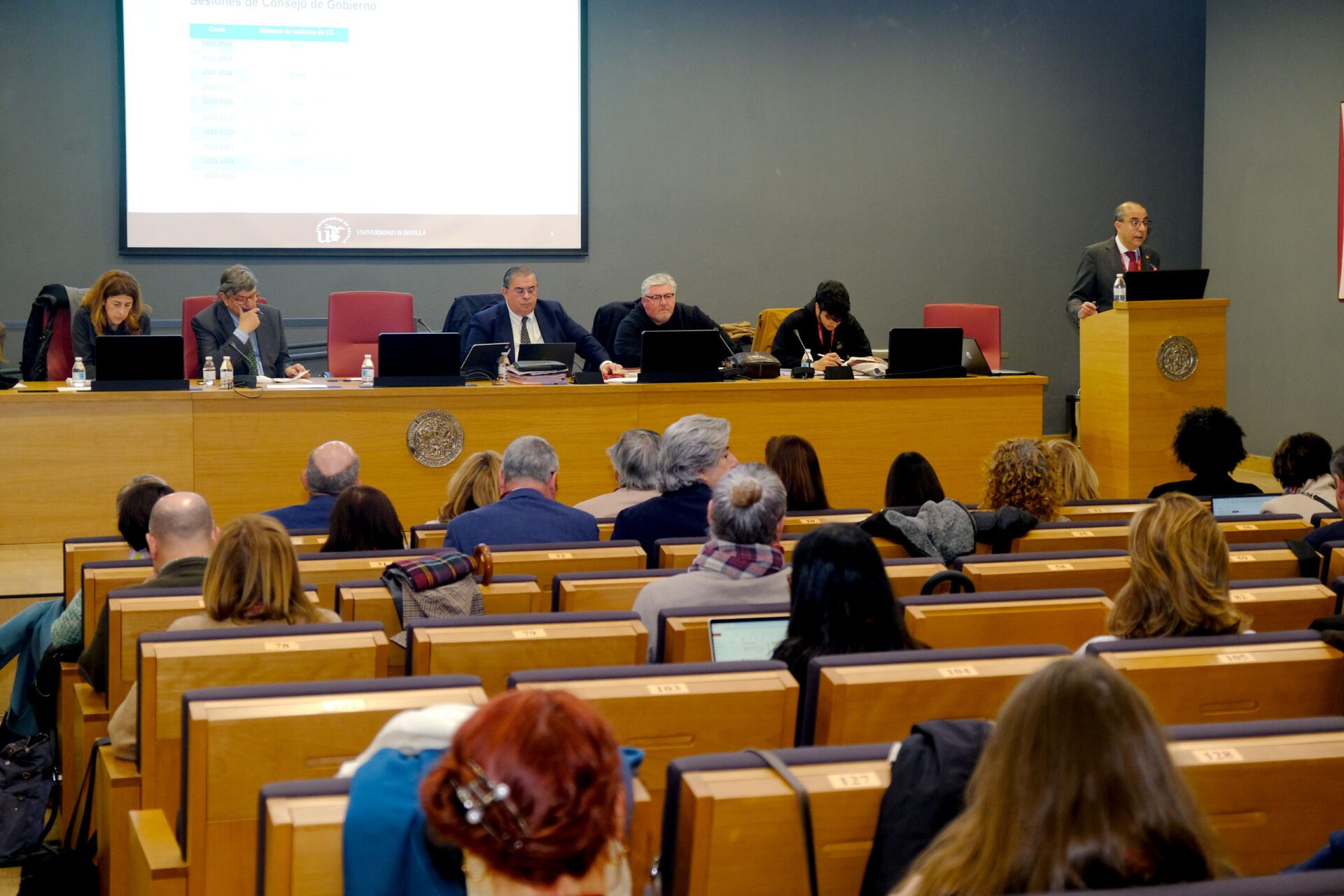 El rector repasa ante el Claustro los hitos que han marcado una década de transformación en la US