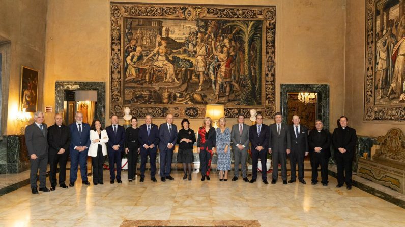 La embajadora de España ante la Santa Sede recibe al comité organizador de la Gran Procesión del Jubileo de las Cofradías
