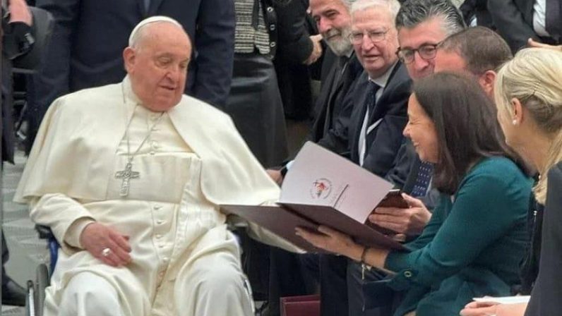 El papa Francisco resalta el hermanamiento Málaga-Sevilla para la Gran Procesión de Roma