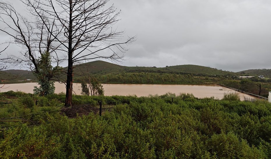 Los técnicos de emergencia trabajan para bajar el nivel de agua del embalse Monte Félix-Toril y aliviar la presión del muro