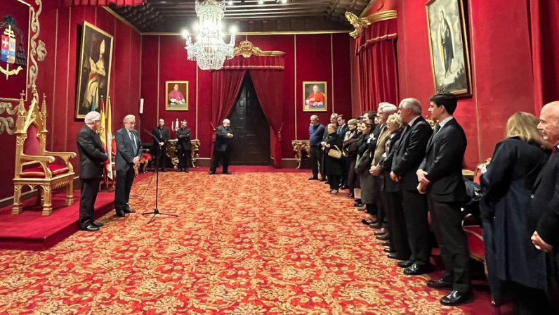 El arzobispo de Sevilla entrega la Medalla Pro Ecclesia Hispalense a Juan Bautista, miembro veterano del CDAE