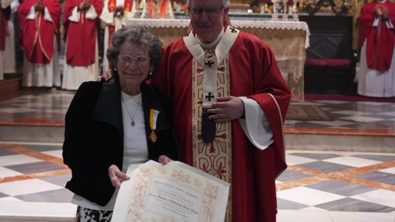 Medalla Pro Ecclesia Et Pontífice a Guadalupe Salas, feligresa de la Parroquia San Vicente Mártir “por una vida de servicio entregada a los más necesitados”