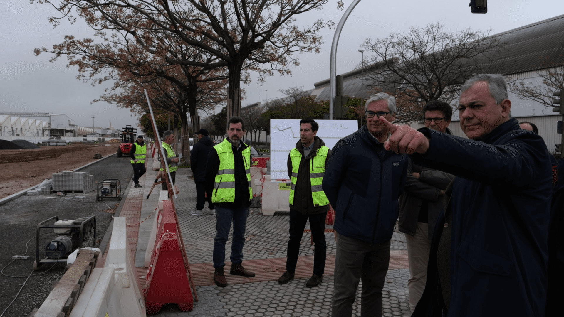 El alcalde supervisa las obras del nuevo carril bici de San Jerónimo que expande la red ciclista de Sevilla hacia el norte
