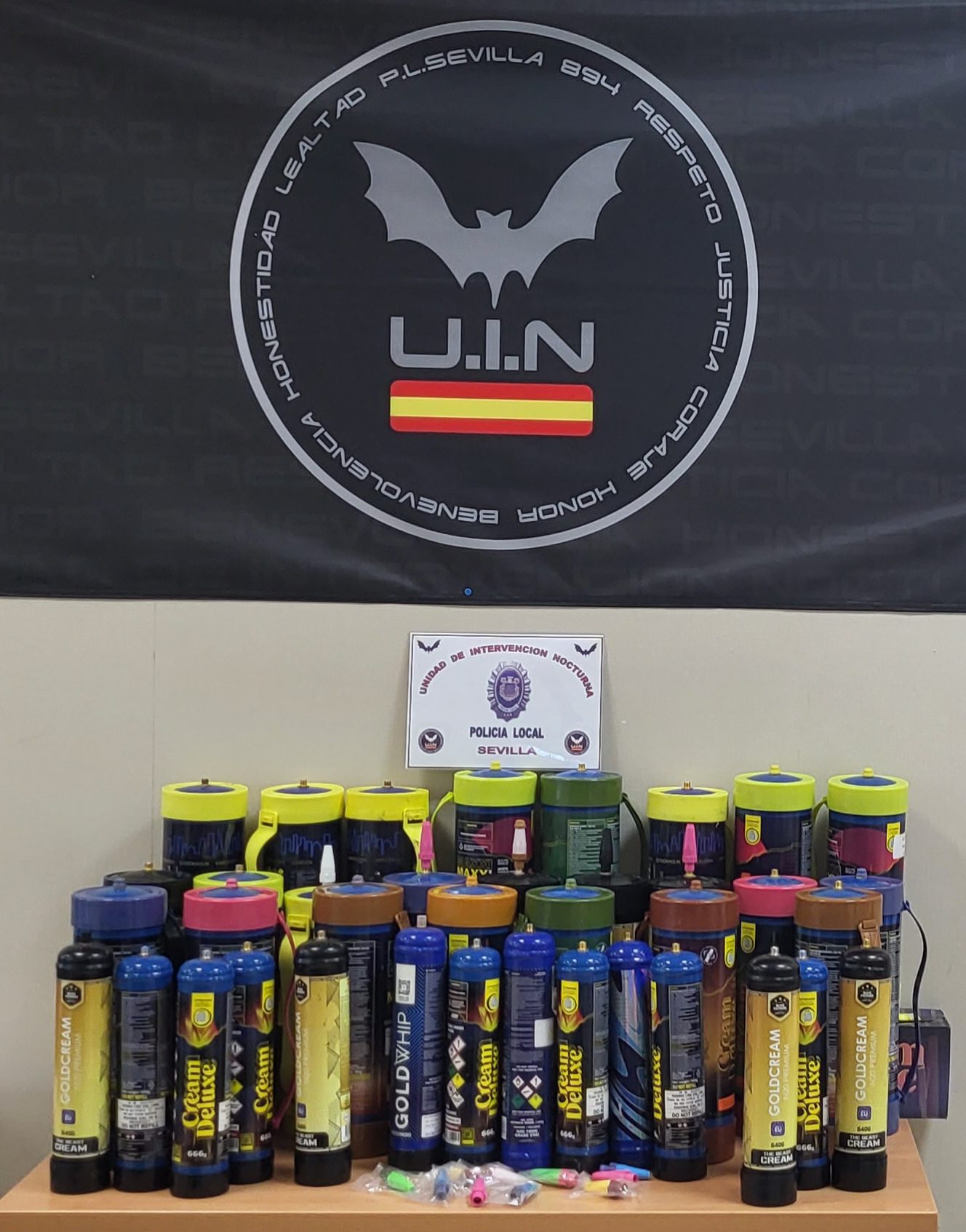La Policía Local de Sevilla interviene medio centenar de botellas de óxido nitroso, conocido como el “gas de la risa”