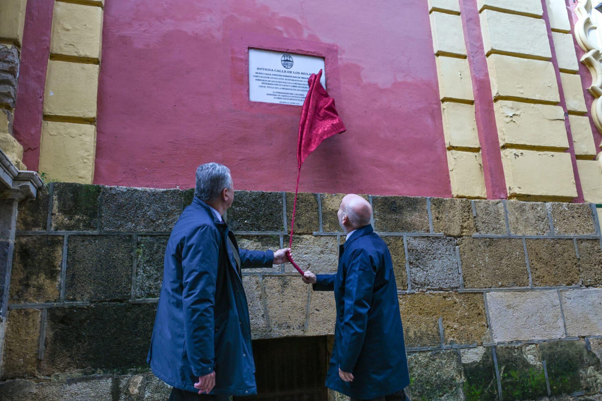 El alcalde inaugura la placa en recuerdo a la antigua “Calle de los Mulatos”