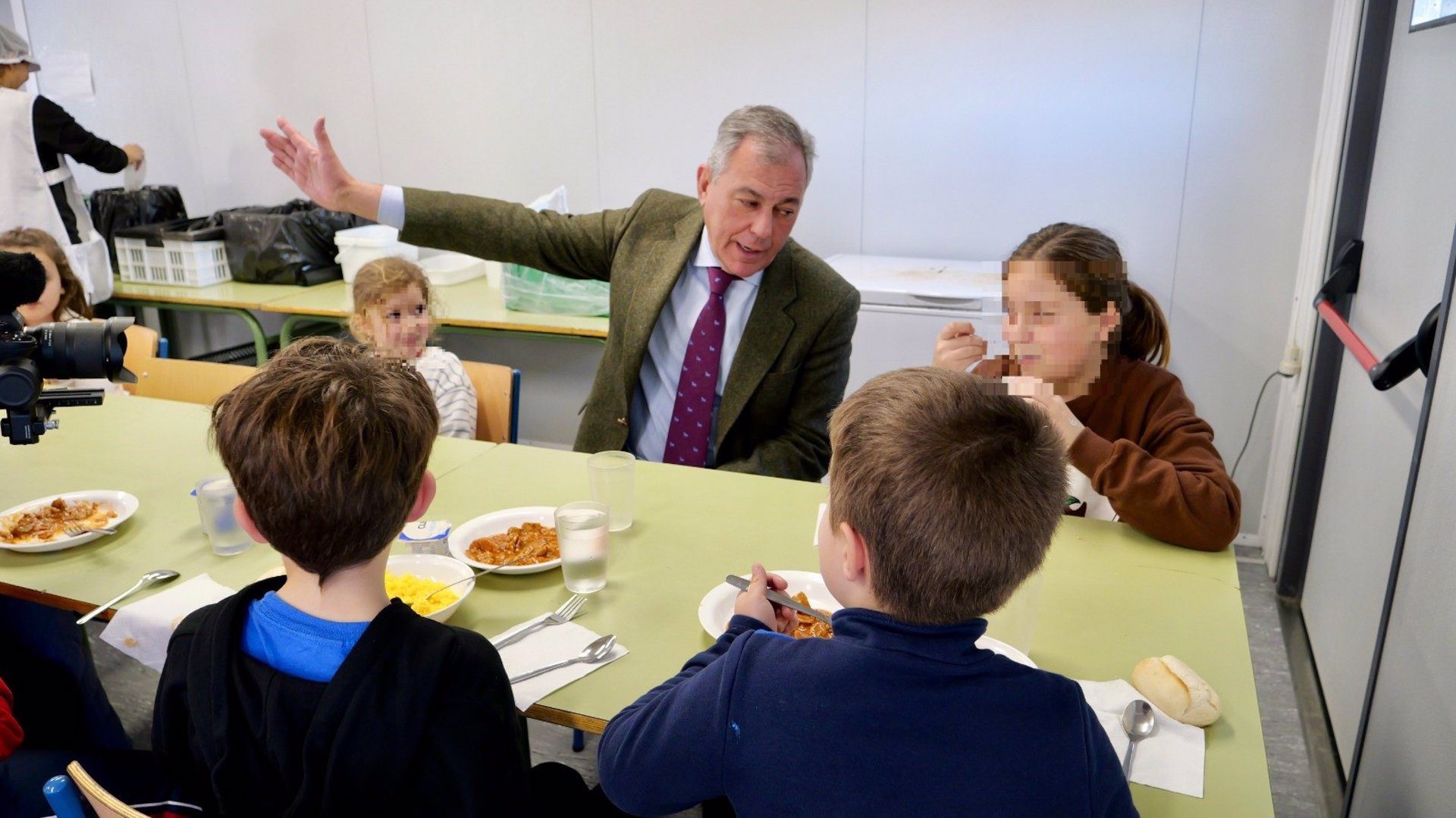 El alcalde visita el nuevo comedor provisional del colegio Valdés Leal que ya está a pleno rendimiento y anuncia la renovación del patio de infantil