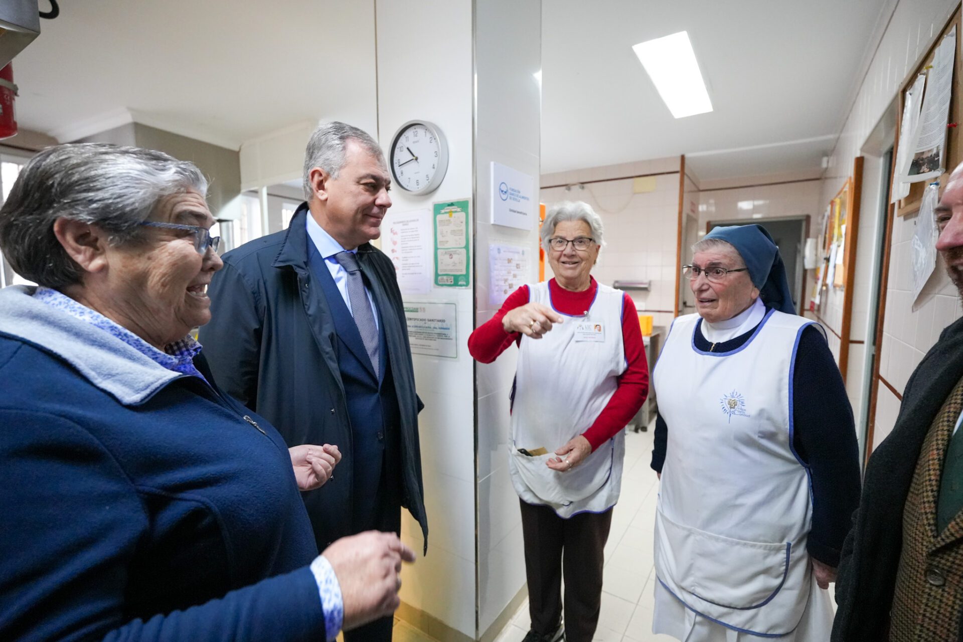 El alcalde Sanz entrega el donativo del XI Concierto Solidario de Navidad organizado por la Compañía Sevillana de Zarzuela a favor del Comedor Social de Triana