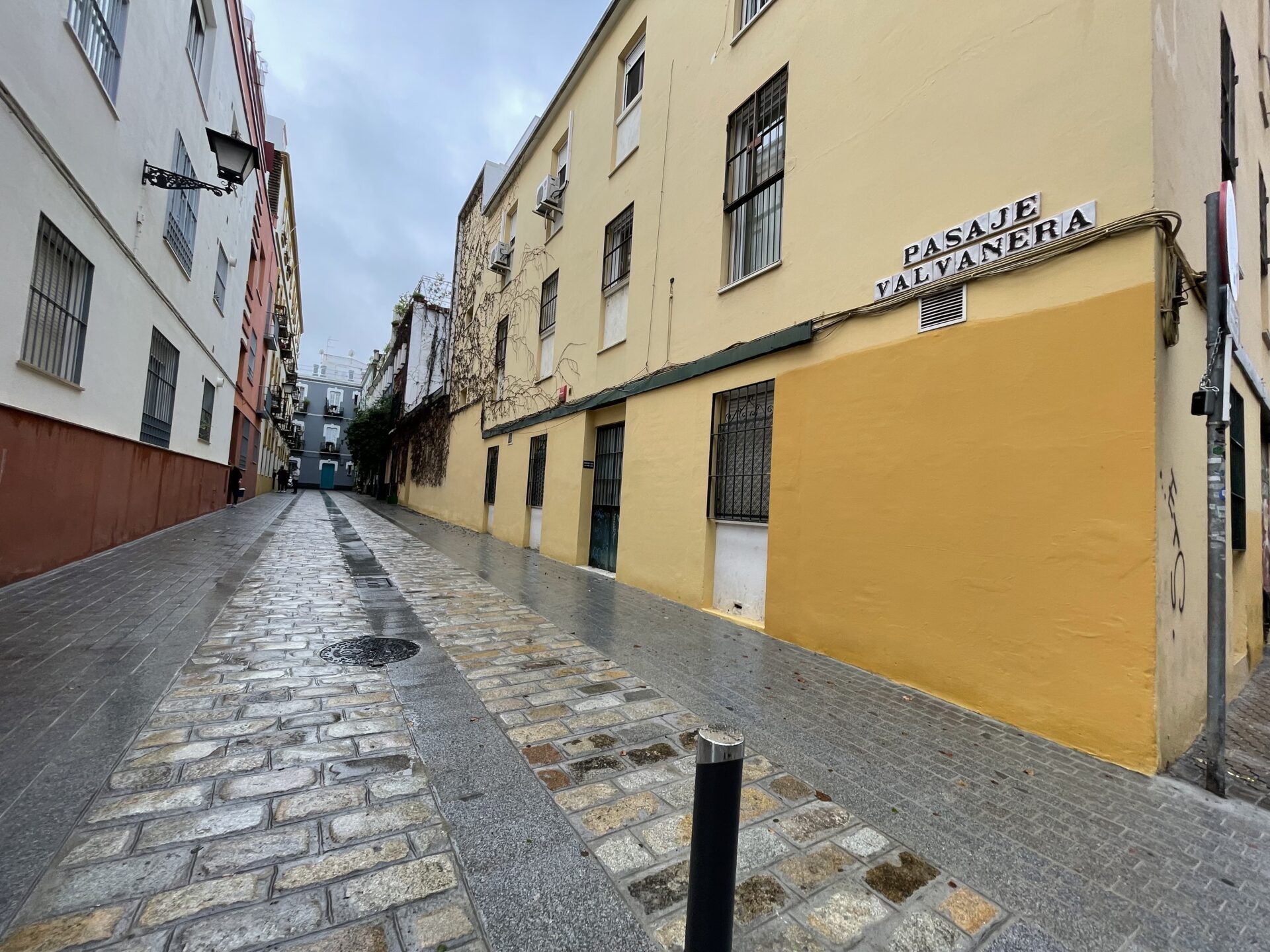 El Gobierno de Sanz renueva las canalizaciones del Pasaje Valvanera y recupera el adoquín de Gerena en esta histórica calle del Casco Antiguo