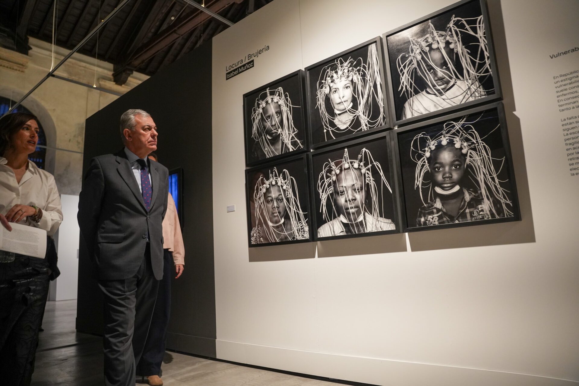 El alcalde de Sevilla presenta la exposición ‘Narrativas ocultas’ de Isabel Muñoz y Susan Meiselas, dos iconos de la fotografía contemporánea