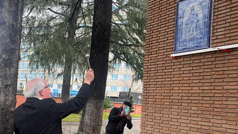 Bendición de un azulejo de la patrona de Sevilla en la Nunciatura Apostólica