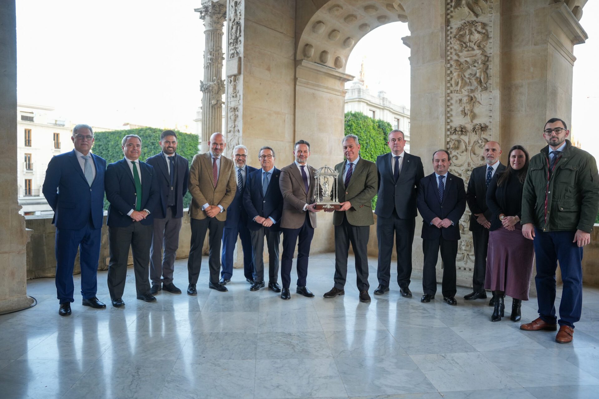 El alcalde de Sevilla recibe a la nueva junta de gobierno de la Hermandad de la Hiniesta