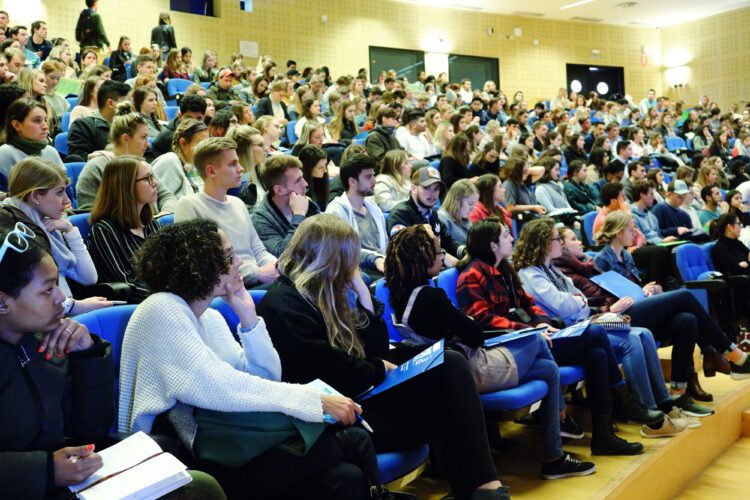 Más de 400 estudiantes se incorporan este semestre a los programas del Centro Universitario Internacional