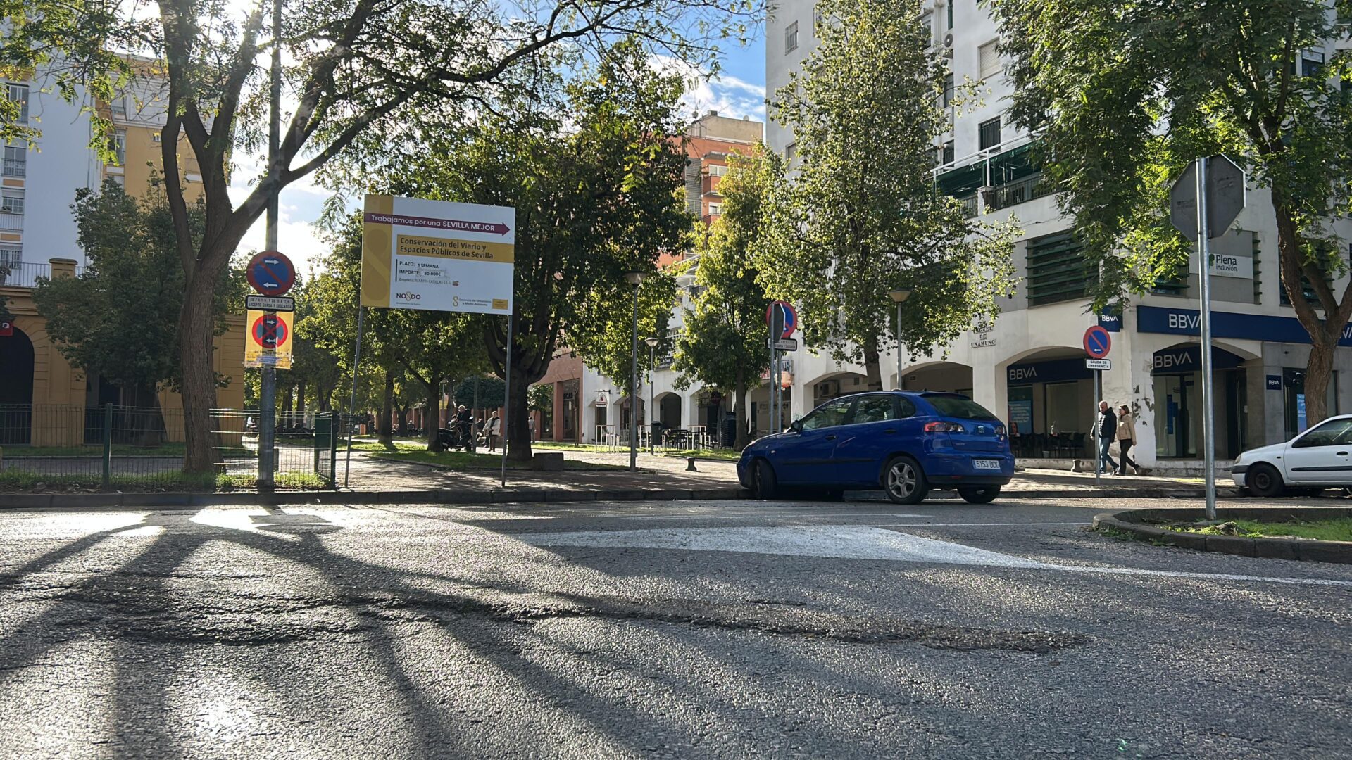 El Ayuntamiento de Sevilla reasfaltará la próxima semana la vía de servicio de Alcalde Luis Uruñuela