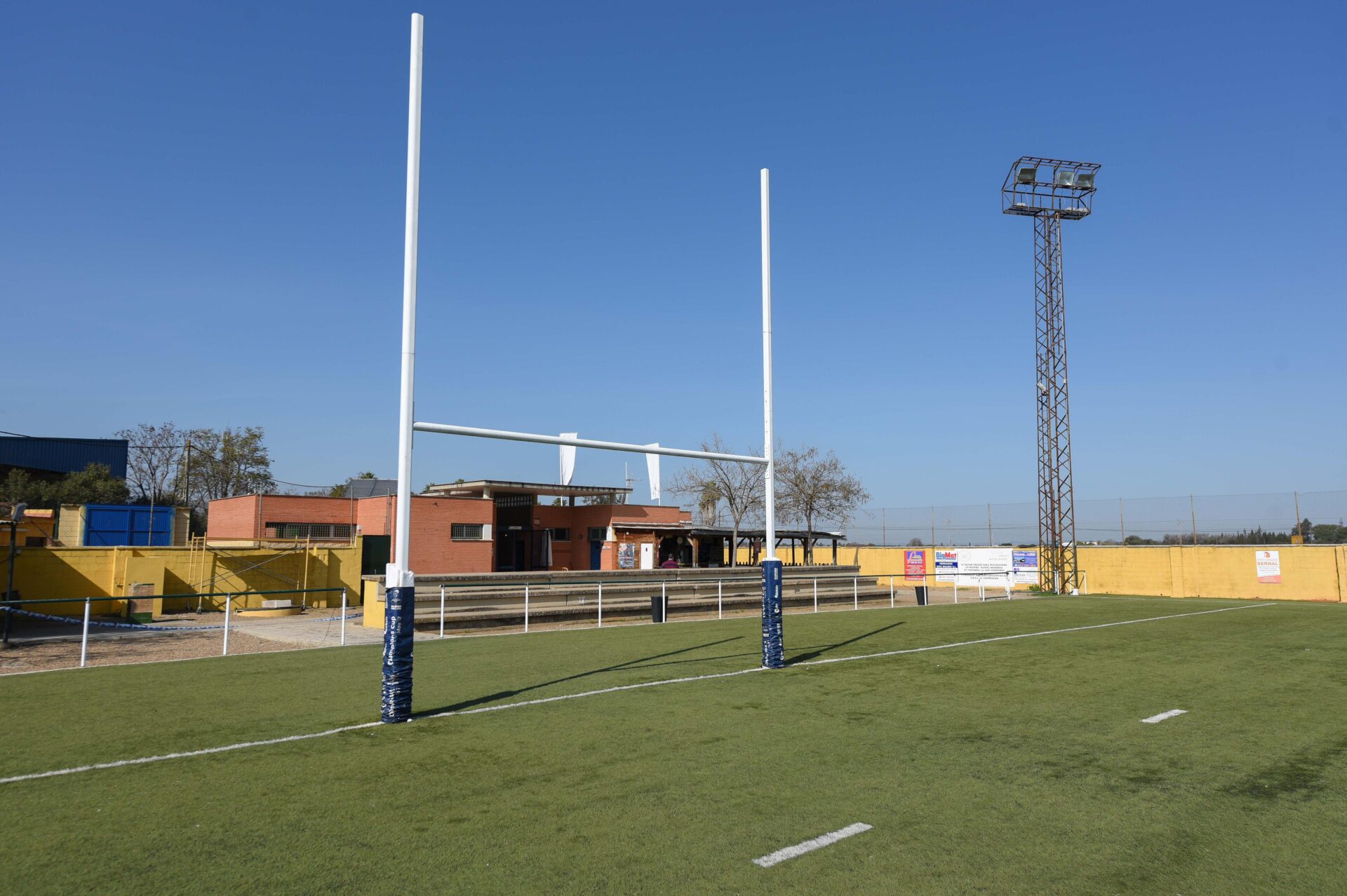 El Ayuntamiento renovará el césped artificial del campo de rugby de San Jerónimo