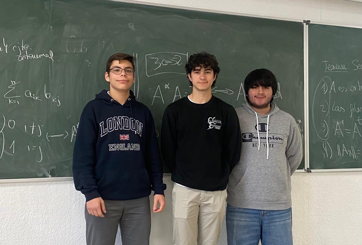 Guillermo Guerrero, Víctor Manuel Mesa y Enrique Sarrión, ganadores de la fase local de la LXI Olimpiada Matemática Española 