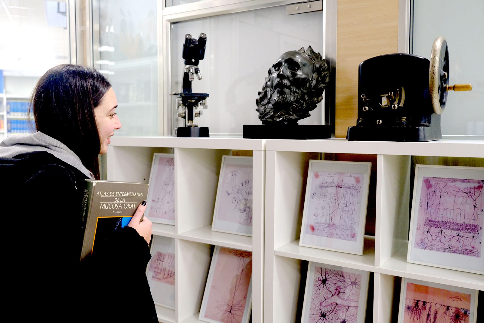 La exposición sobre Cajal de la US se amplía para mostrarse en la Facultad de Medicina