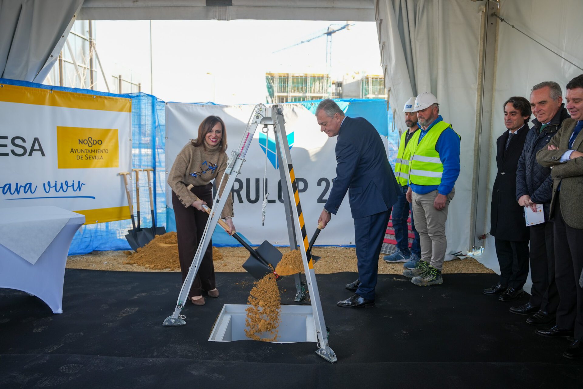 Acto de colocación de la primera piedra del residencial Puerta de la Carne, de Emvisesa, en Palmas Altas