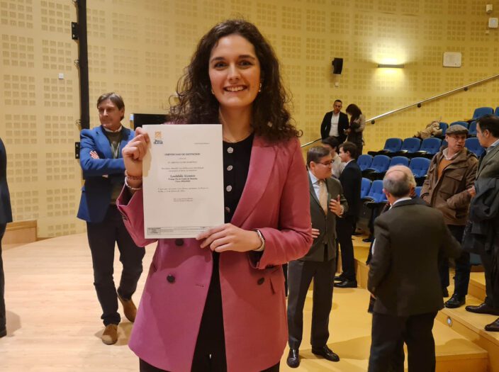 La Facultad de Derecho distingue a Cristina López Martínez con la mención especial ‘Laudabilis’     El decano César Hornero Méndez entrega la distinción Laudabilis a esta estudiante del Doble Grado en Derecho y Administración y Dirección de Empresas por la excelencia en su Trabajo Fin de Grado en el primer cuatrimestre del curso académico 2024-2025, y los diplomas acreditativos a los y las estudiantes que han participado