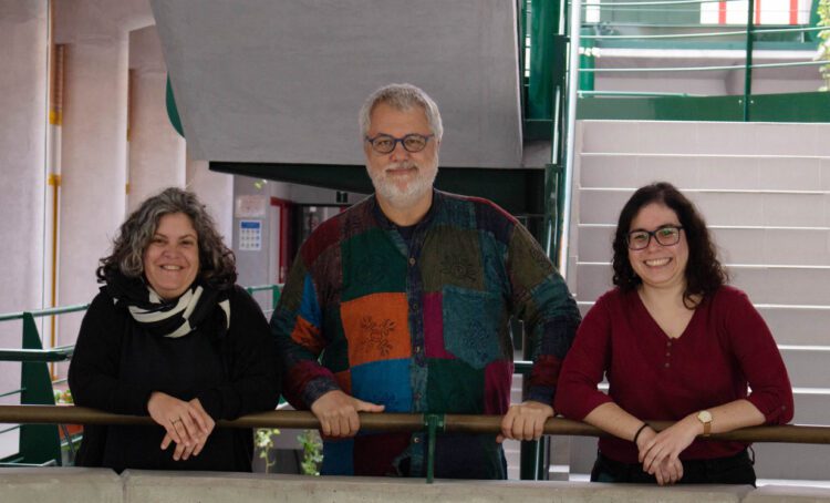 Un estudio revela cómo las bacterias ensamblan sus ‘motores eléctricos’ para moverse   Un equipo de investigación del Centro Andaluz de Biología del Desarrollo identifica cómo la bacteria Pseudomonas putida asegura la movilidad de sus células hijas tras la división celular / Comprender cómo se forma esta maquinaria podría abrir la puerta a nuevas estrategias para controlar bacterias patógenas o mejorar el rendimiento de bacterias beneficiosas en agricultura y biotecnología