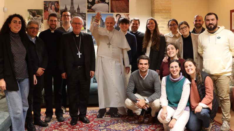 El arzobispo de Sevilla visitó la nueva sede de la Delegación Diocesana para la Pastoral con Jóvenes