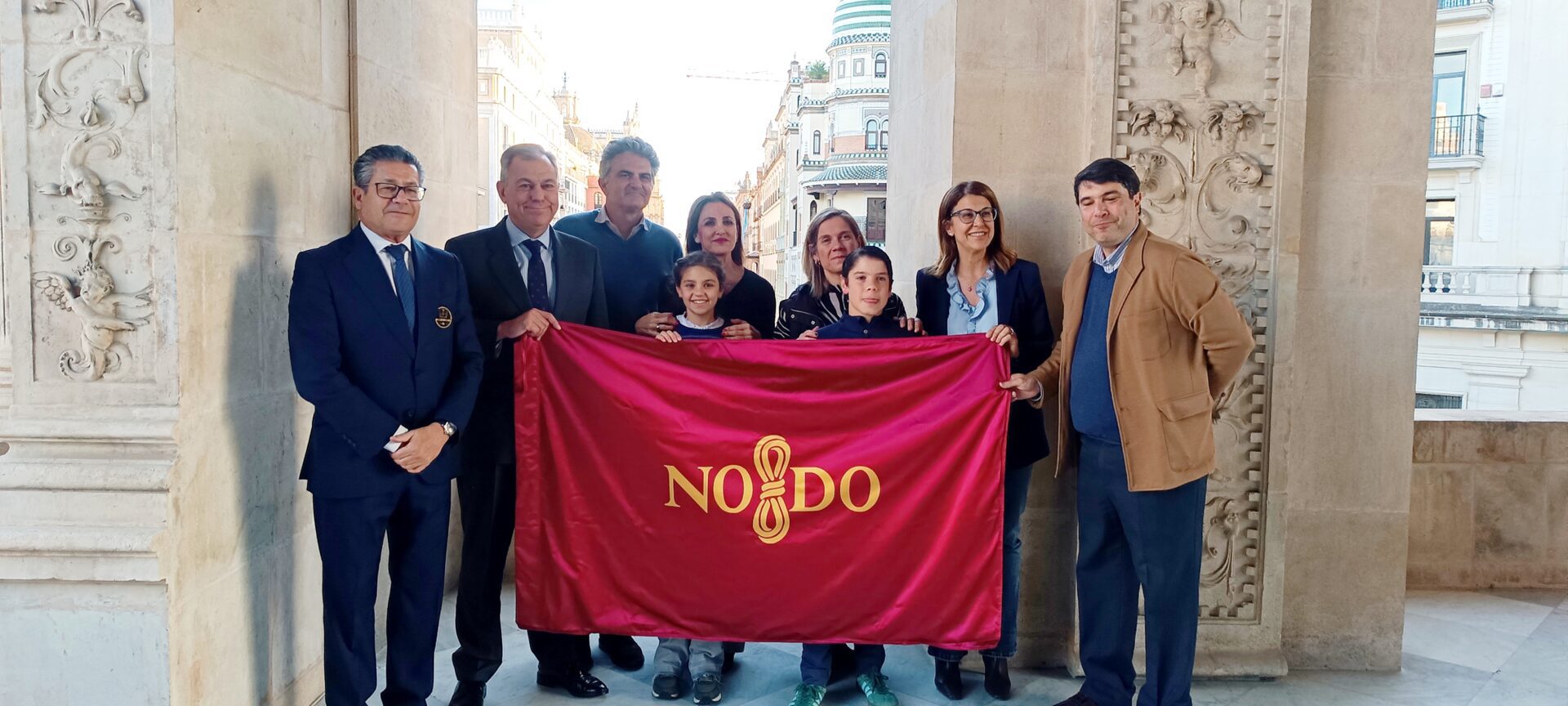 El alcalde Sanz recibe a los sevillanos Antonio Toledano y Adriana Martel, que participarán en el Mundial de Golf Junior