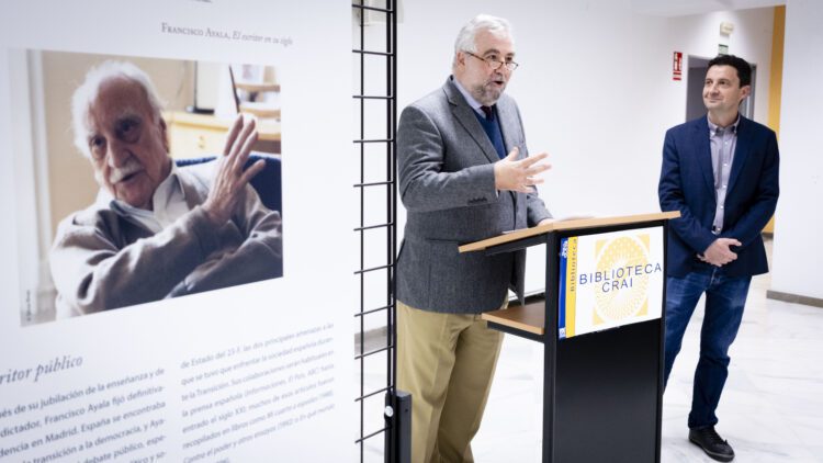 Una exposición y un coloquio destacan la trayectoria de Francisco Ayala en las Ciencias Sociales   El decano de la Facultad de Derecho y el director de la Fundación Francisco Ayala presentan la muestra que podrá visitarse en la Biblioteca/CRAI hasta el 7 de marzo