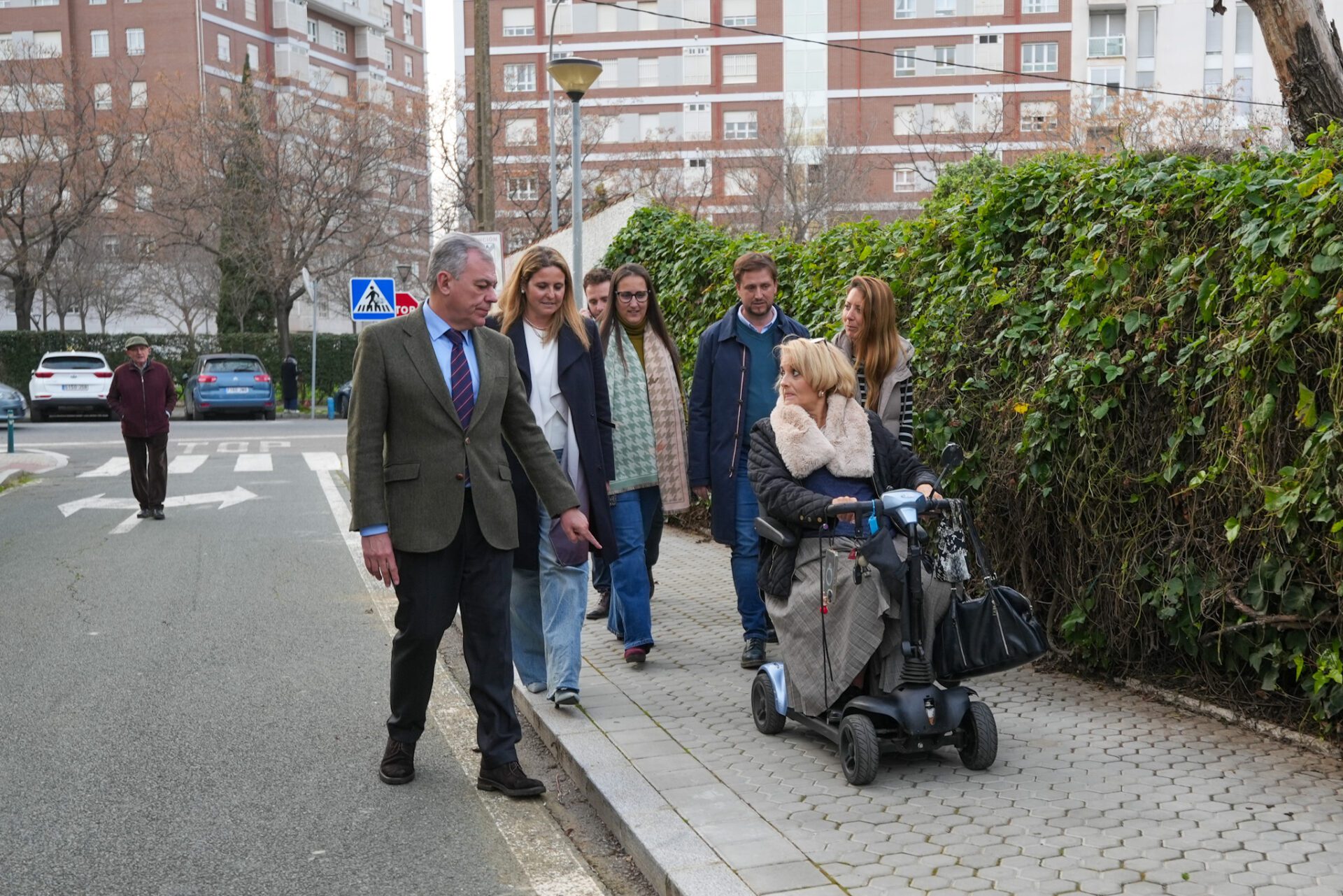 El Gobierno de Sanz mejora los itinerarios escolares y peatonales de Santa Clara en calles donde no existía ni acerado