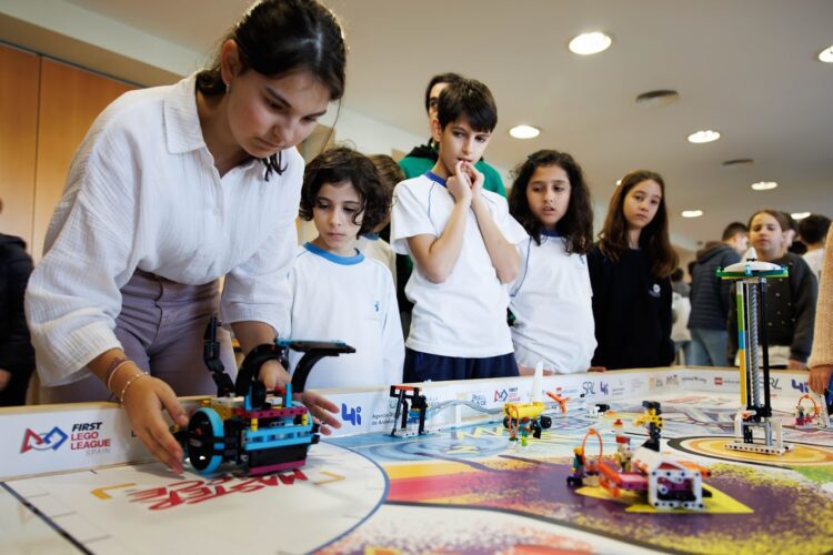 La UPO reunirá a cerca de 150 estudiantes en una nueva edición de la FIRST LEGO League   Estudiantes de primaria y secundaria presentarán sus proyectos robóticos el sábado 22 de febrero en el Paraninfo de la Universidad Pablo de Olavide