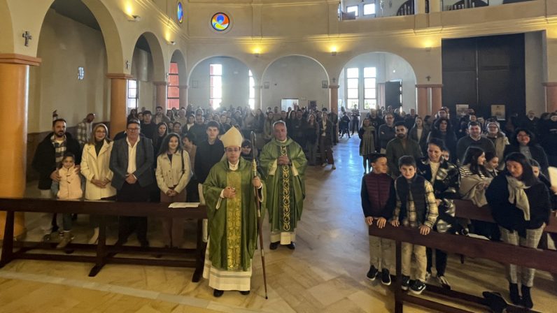 Monseñor Teodoro León invita a los fieles de Santa María y San Miguel, de Alcalá de Guadaíra a ser “testigos desde la sencillez”