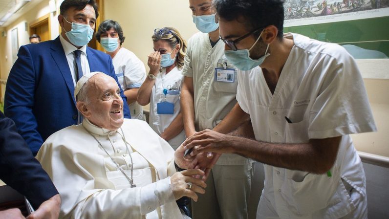 Mons. Saiz: «Sigamos rezando con toda la fuerza de nuestra fe por la salud del Santo Padre»