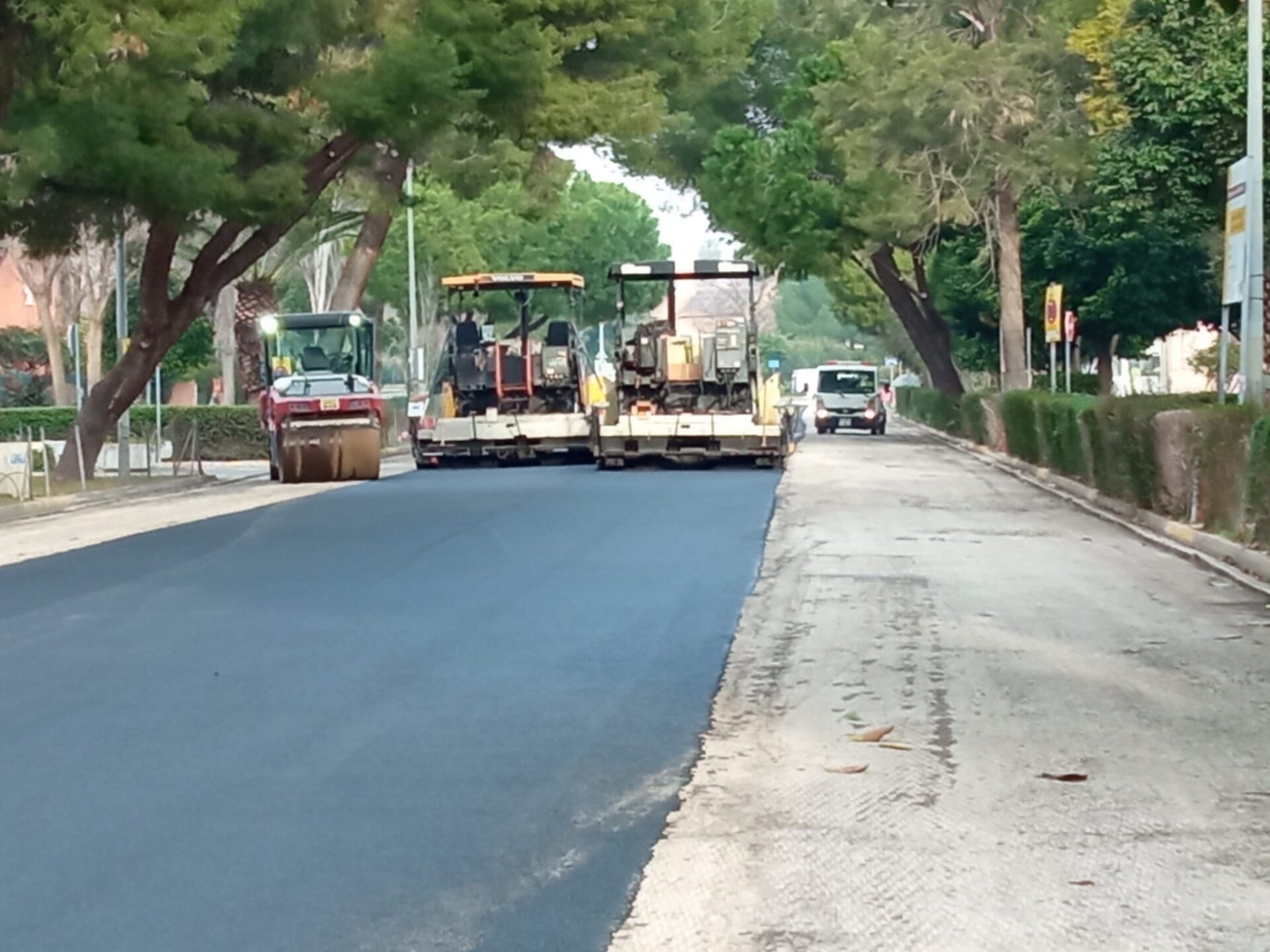 El Gobierno de Sanz asfalta esta semana arterias claves de Sevilla Este y la Macarena y continúa con su ambicioso plan de repavimentado en toda la ciudad