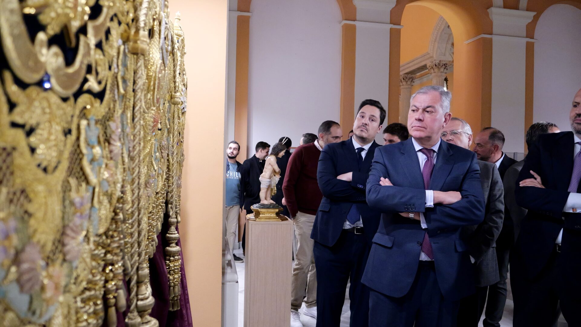 El alcalde inaugura en el Ayuntamiento la exposición colectiva por los 30 años de la Hermandad de los Dolores de Torreblanca