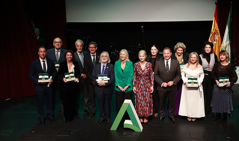 Las Banderas de Andalucía premian el esfuerzo y la excelencia de profesionales y colectivos de Sevilla