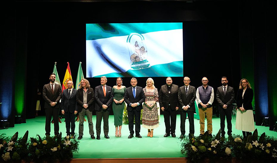 Consejeros de la Junta entregan en las ocho provincias las Banderas de Andalucía con motivo del 28F