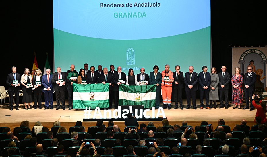 La Junta reivindica “la Andalucía que nos une” en el acto de las banderas de Granada