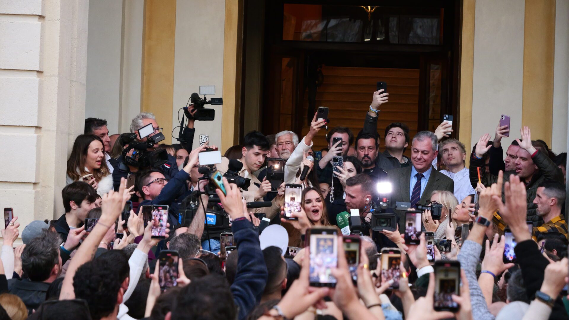 El alcalde Sanz recibe a Melody tras su victoria en el Benidorm Fest y le transmite “toda la fuerza y el cariño de Sevilla para triunfar en Eurovisión”
