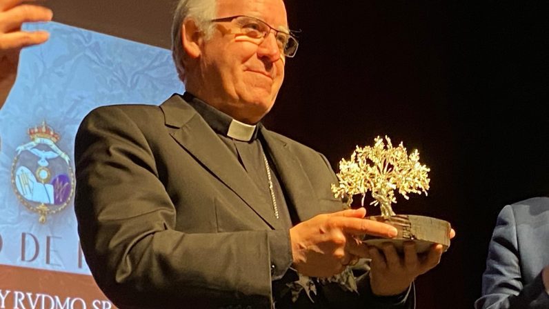 La Hermandad de la Redención homenajea al arzobispo de Sevilla con el Olivo de Plata 2025