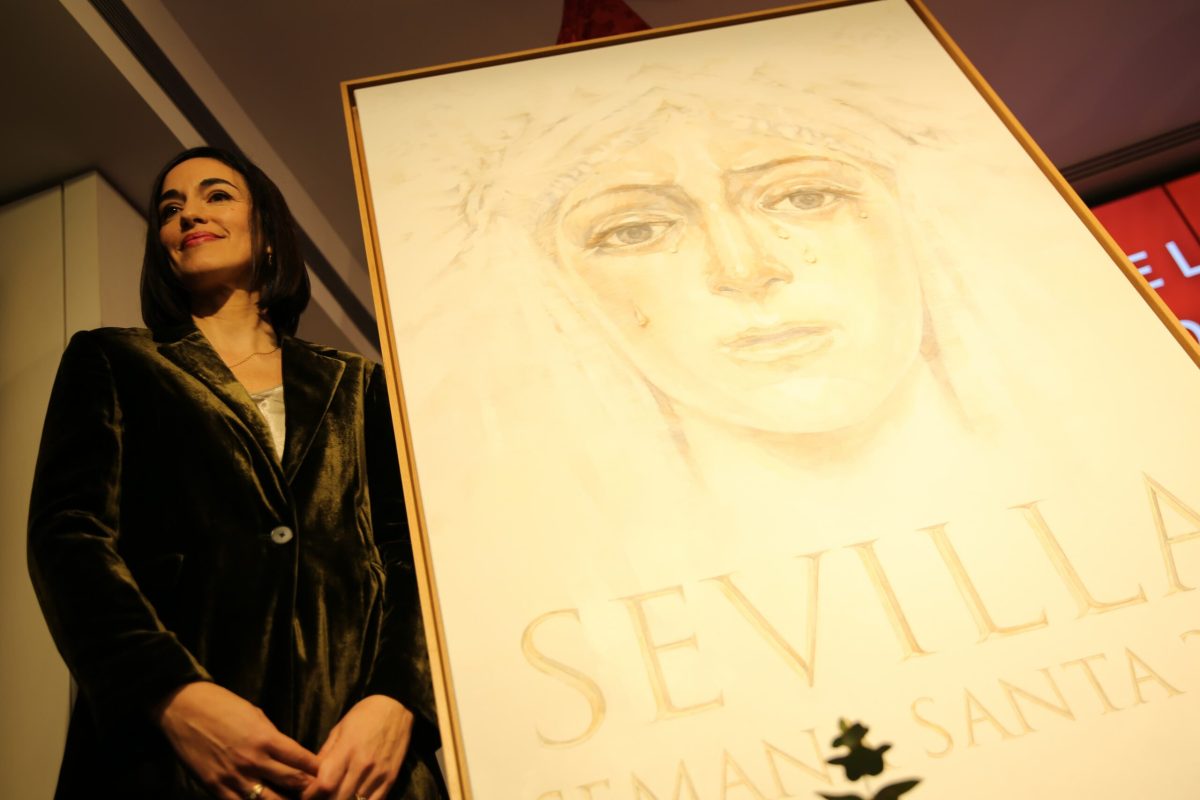 LA ESPERANZA MACARENA DA LUZ AL CARTEL DE LA SEMANA SANTA DE SEVILLA 2025 DE VIRGINIA SALDAÑA